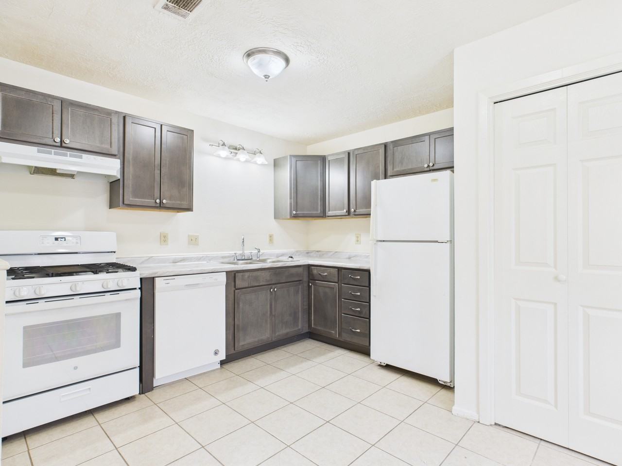 807 Frio Circle B - Photo 2 of 28