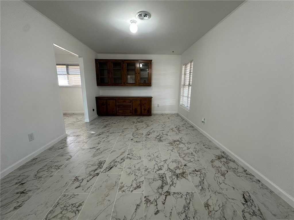 136 Daniel Moore St - Photo 2 of 40