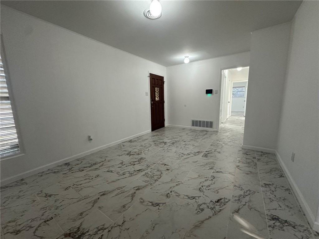 136 Daniel Moore St - Photo 4 of 40