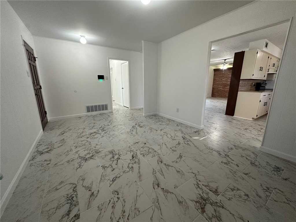 136 Daniel Moore St - Photo 5 of 40