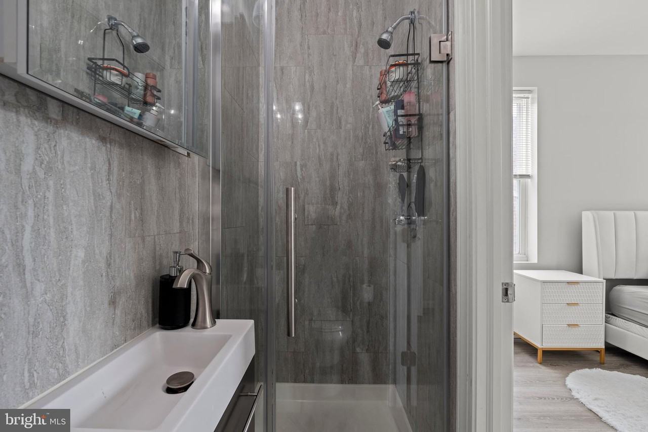 4928 Florence Avenue - Photo 4 of 20