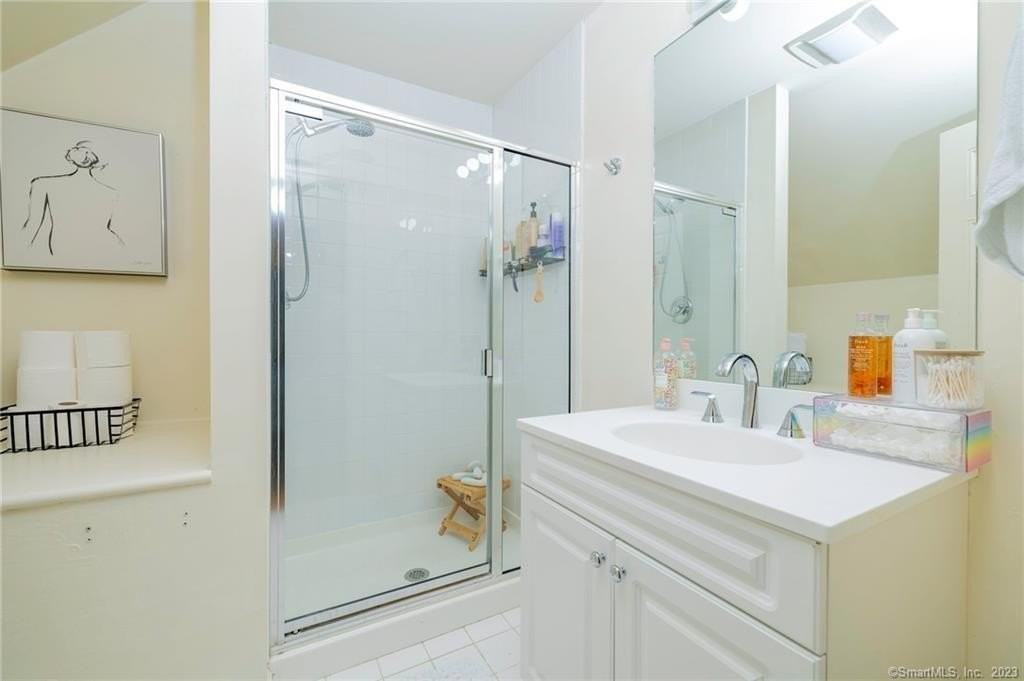 160 Glenbrook Rd #1A - Photo 3 of 37