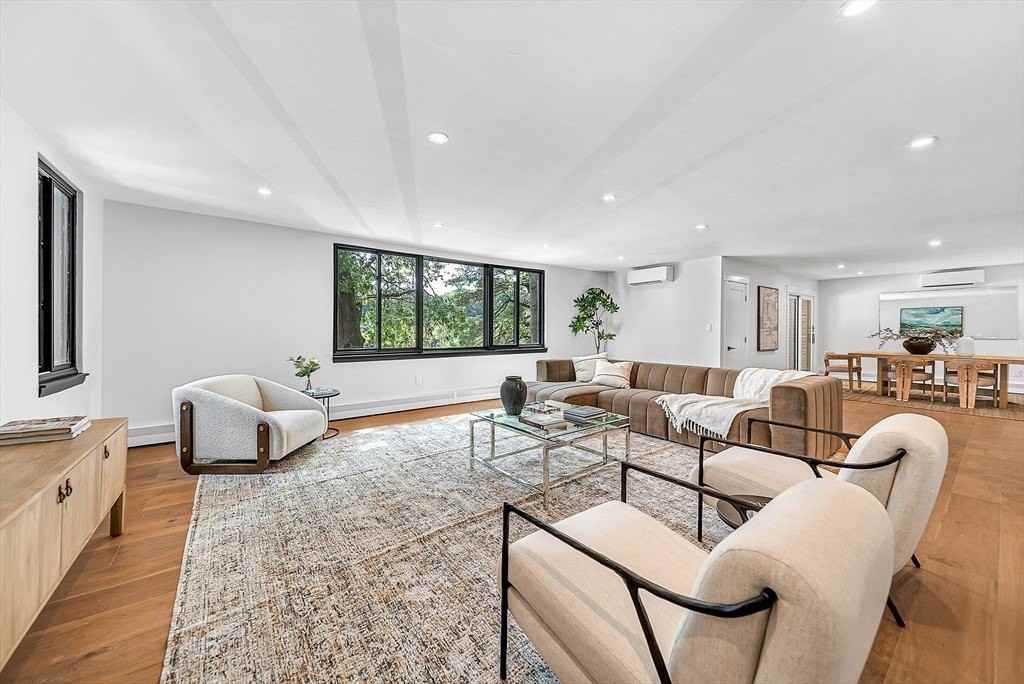 935 Washington St - Photo 4 of 21