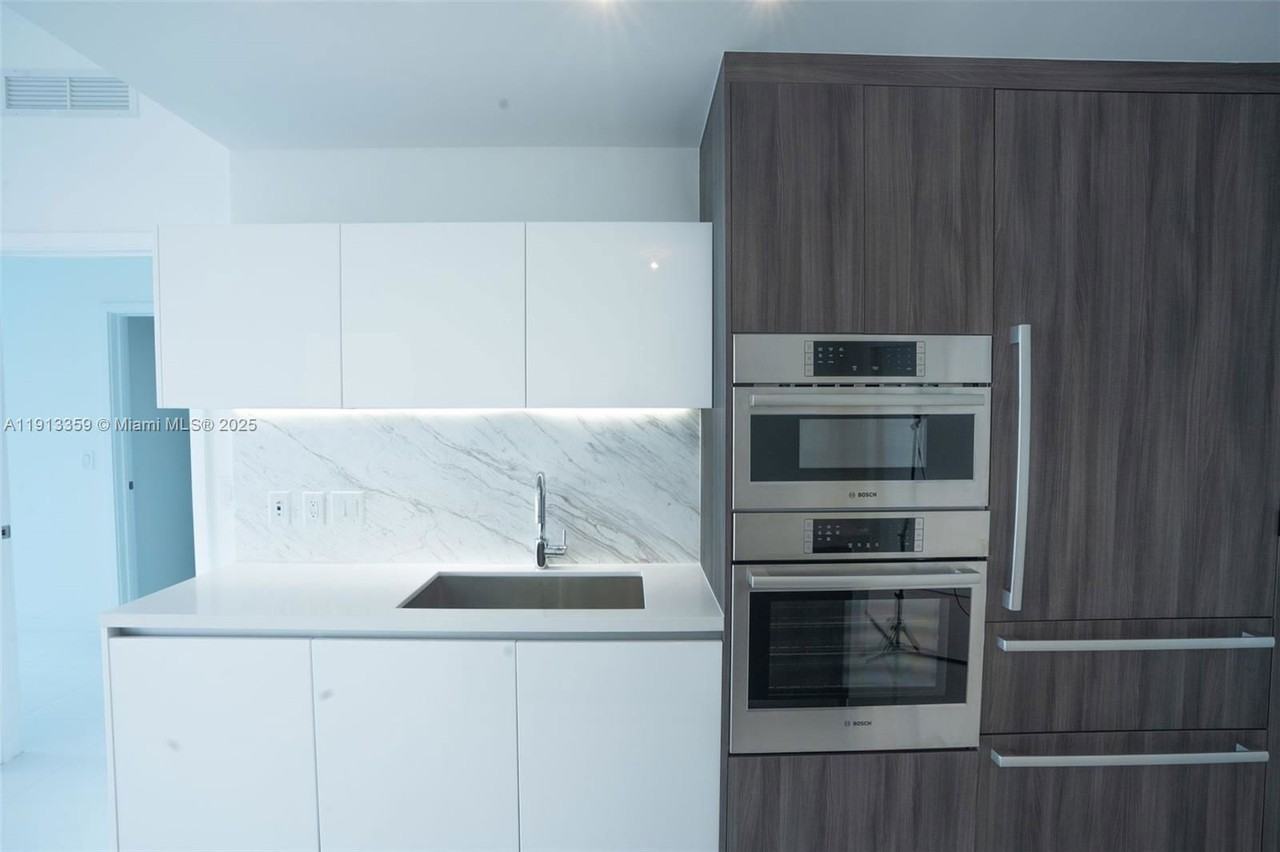 851 Ne 1st Ave - Photo 2 of 8