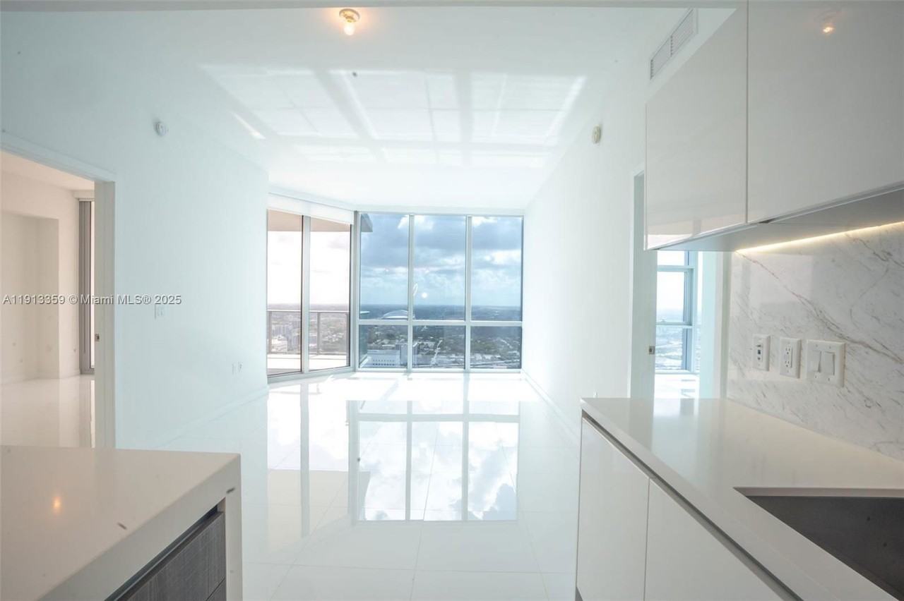 851 Ne 1st Ave - Photo 3 of 8