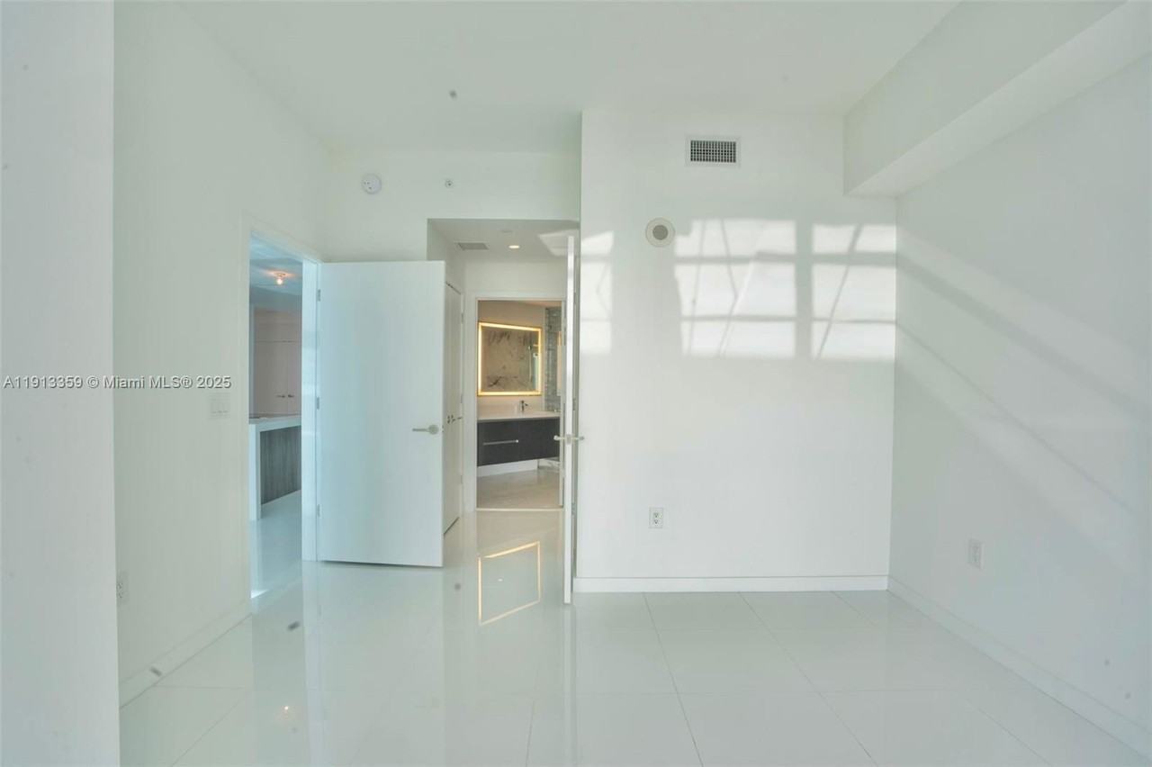 851 Ne 1st Ave - Photo 4 of 8