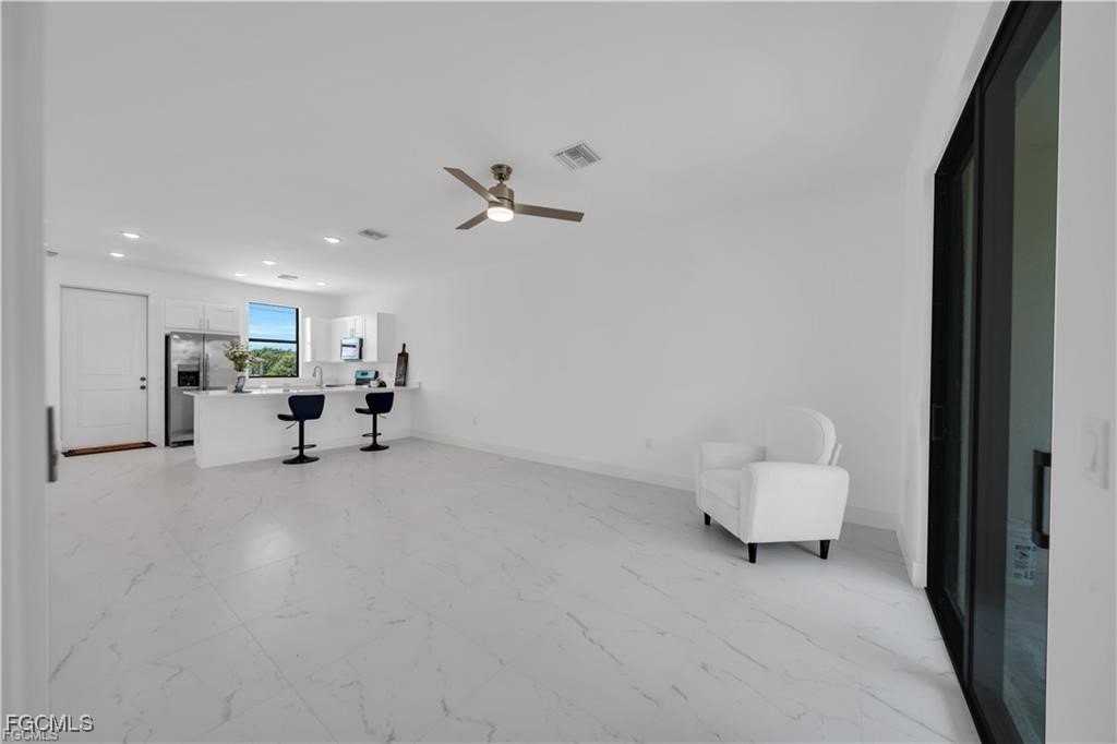 2416/2418 XELDA Avenue N - Photo 4 of 31