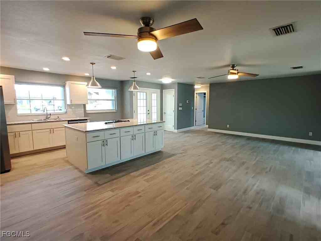 424 Bayshore Dr - Photo 2 of 16