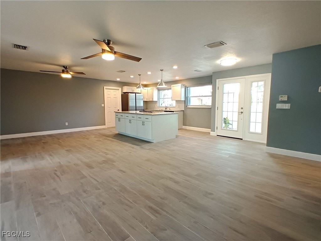 424 Bayshore Dr - Photo 3 of 16