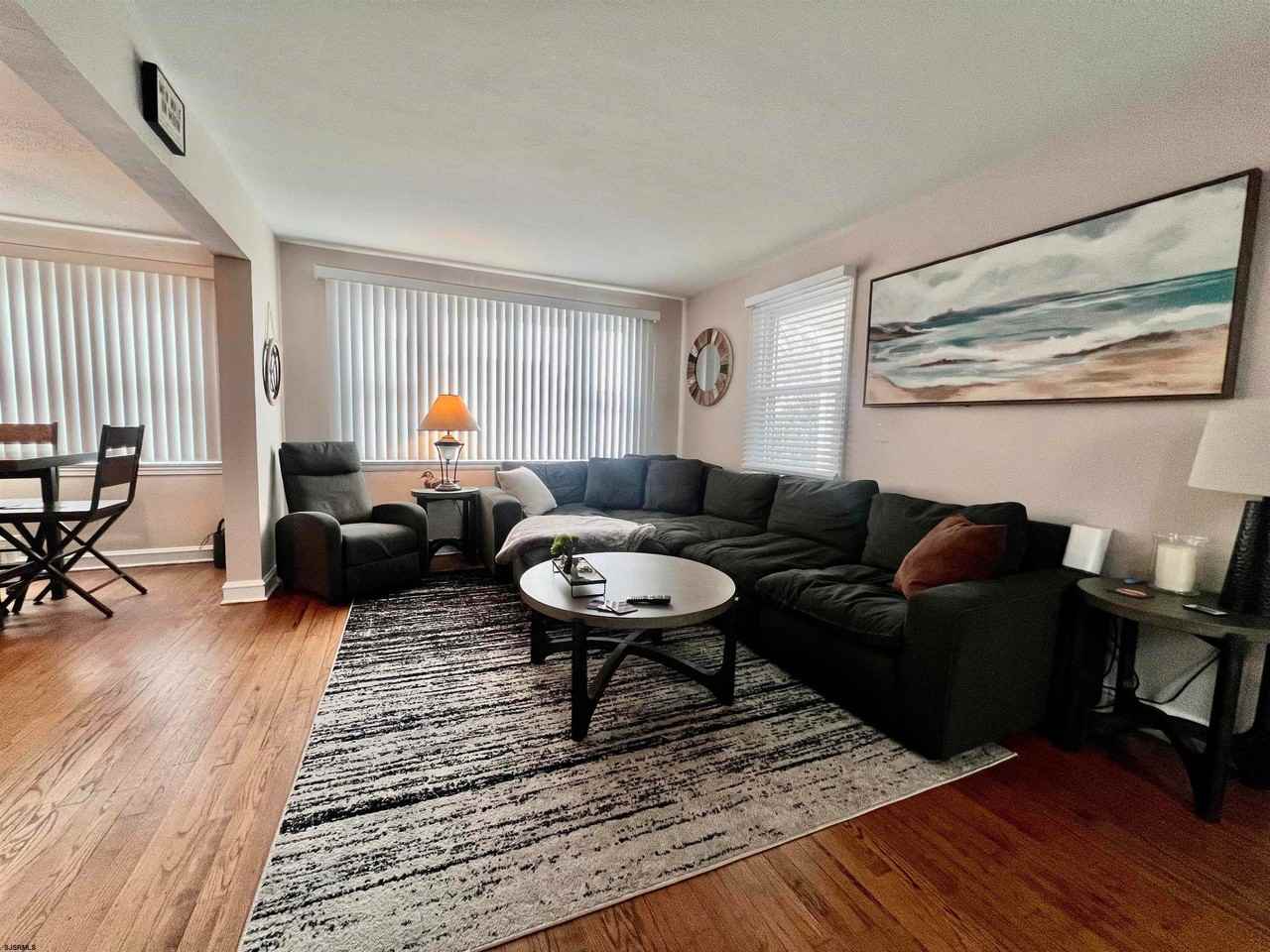 9104 Winchester Ave - Photo 5 of 37