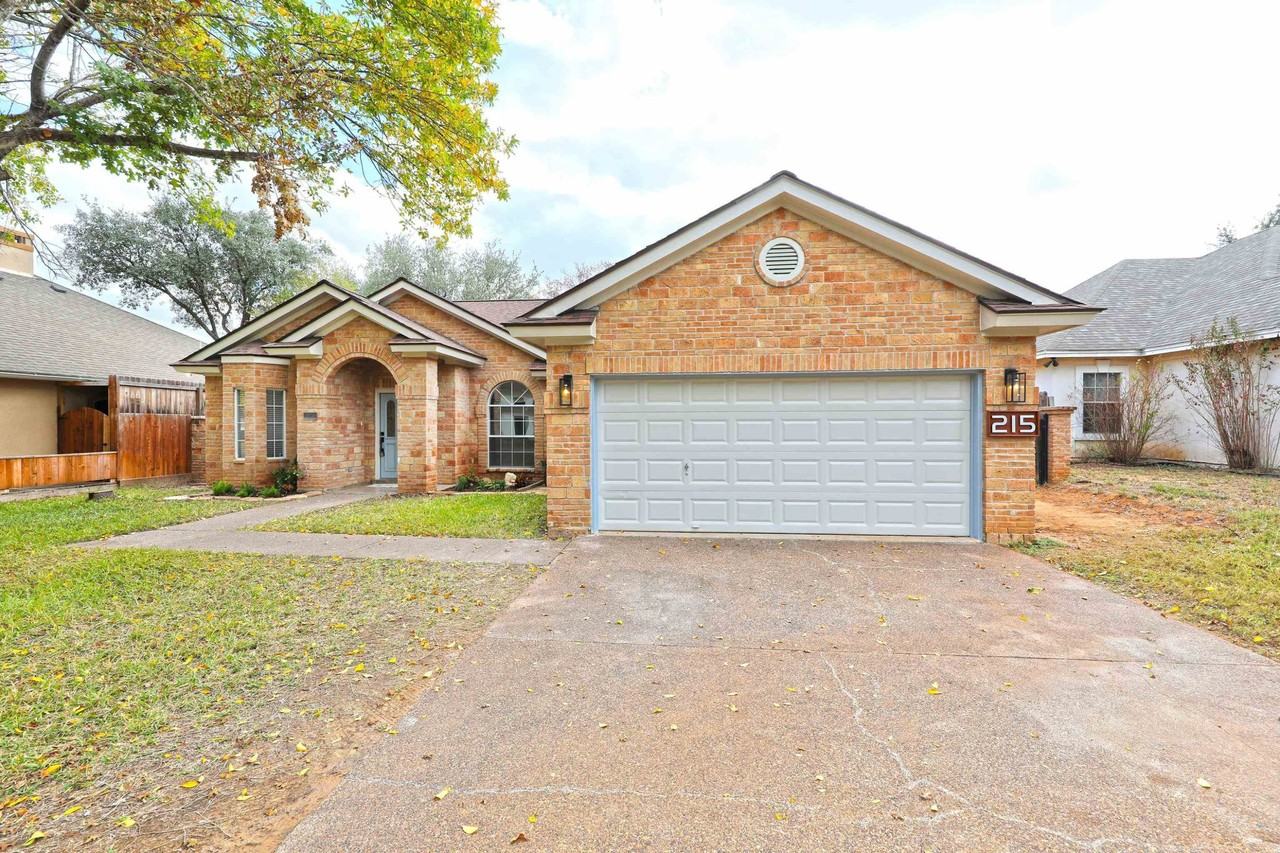 215 Oriole Ln - Photo 3 of 40