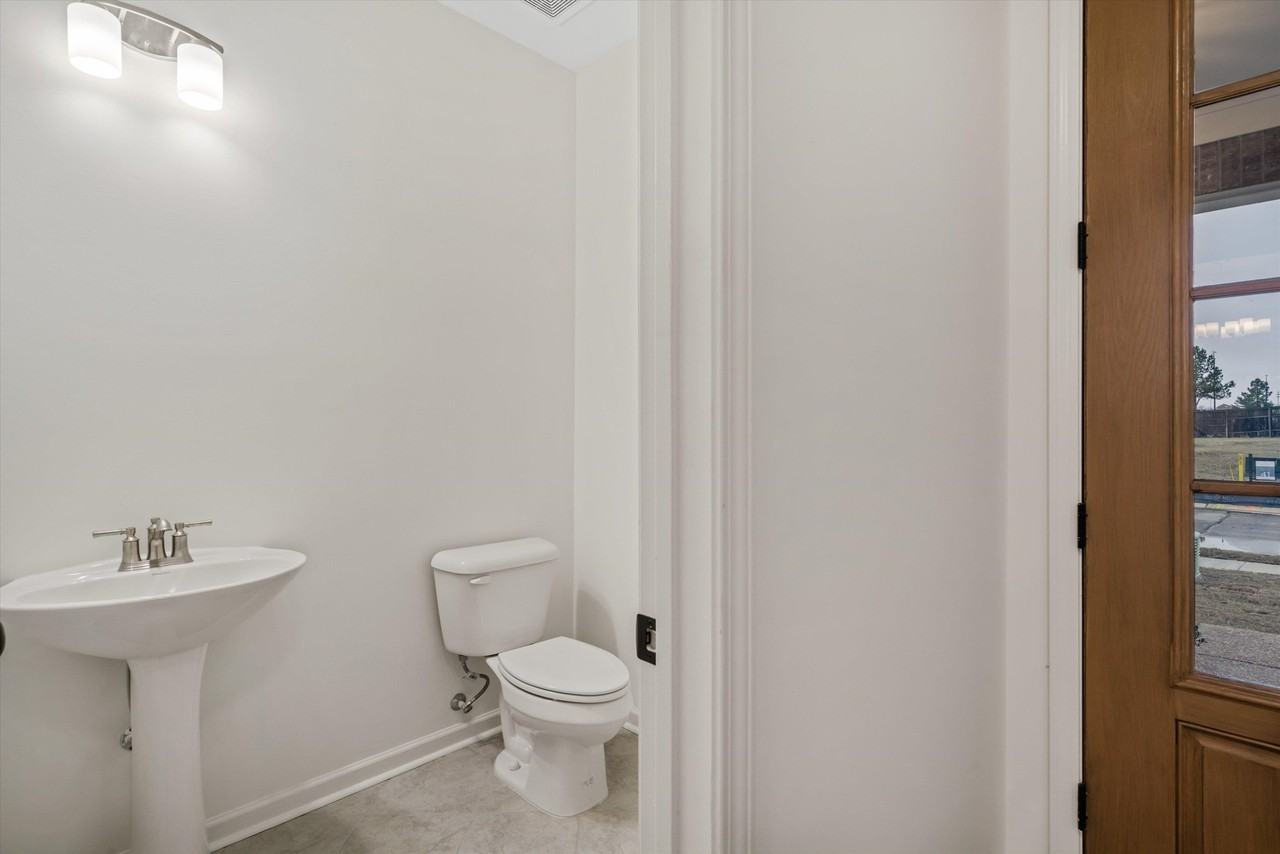 300 Maple St - Photo 5 of 27