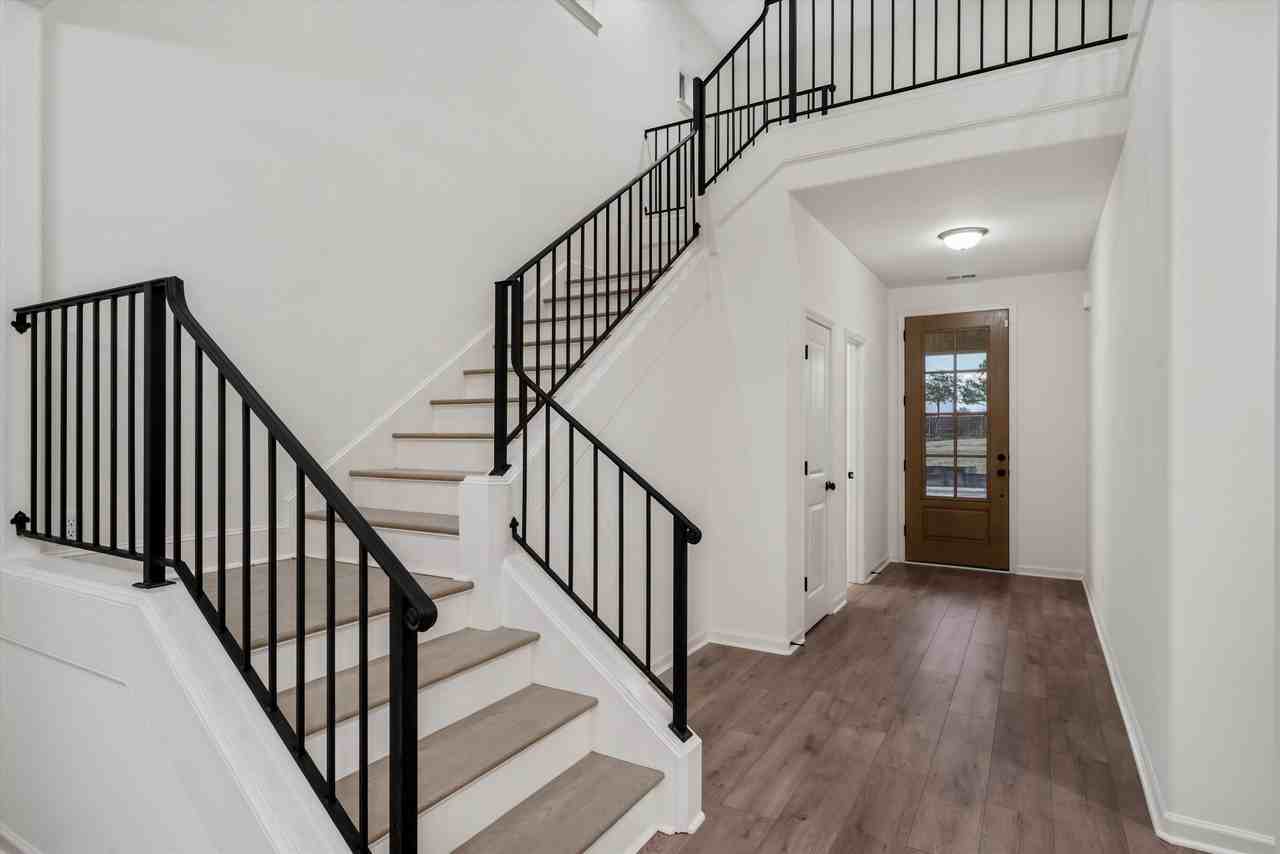 300 Maple St - Photo 7 of 27