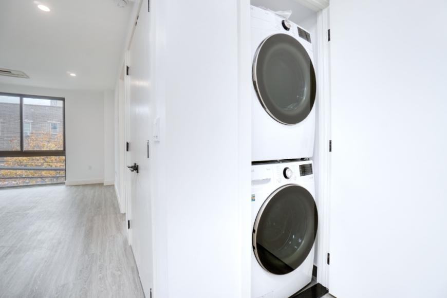 46-40 Vernon Boulevard - Photo 7 of 10