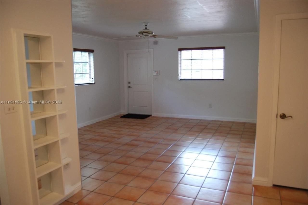 270 S Melrose Dr - Photo 2 of 15