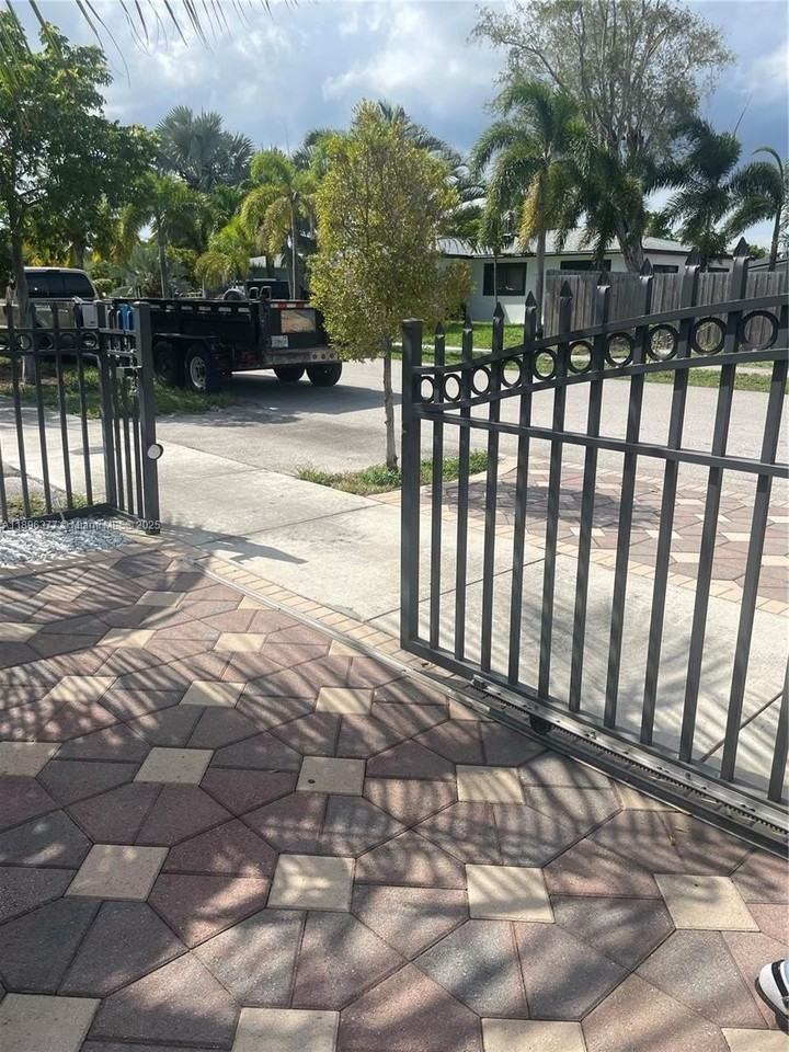 240 Ne 27th St #1 - Photo 5 of 16