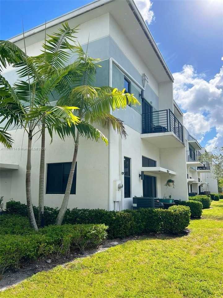 4428 Nw 9th St #4428 - Photo 4 of 50