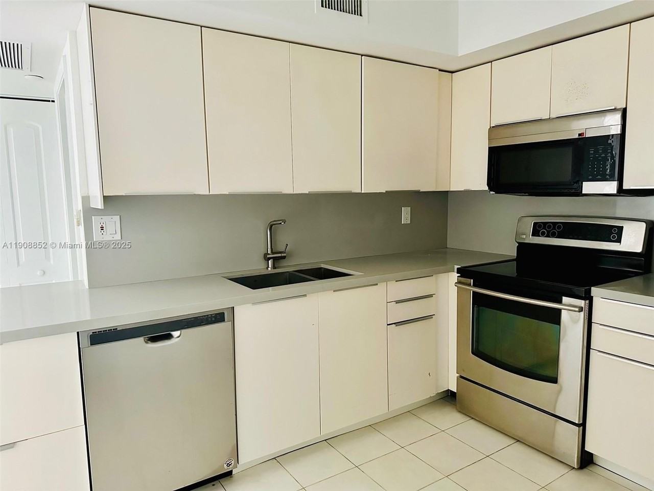 19101 Mystic Pointe Dr #709 - Photo 3 of 9