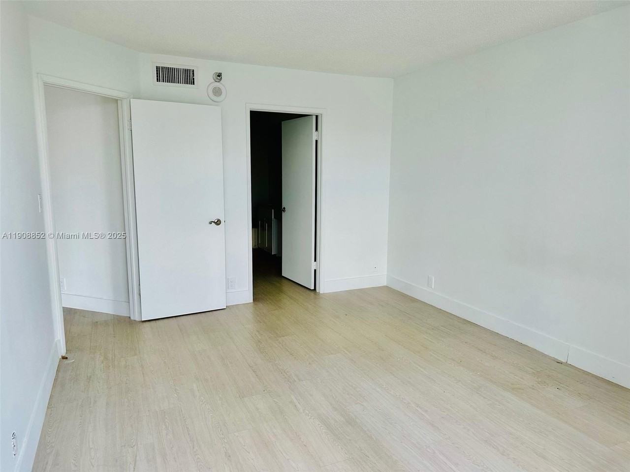 19101 Mystic Pointe Dr #709 - Photo 4 of 9