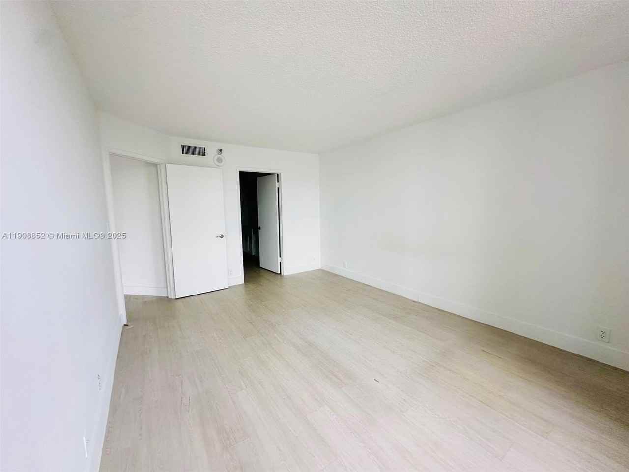 19101 Mystic Pointe Dr #709 - Photo 5 of 9