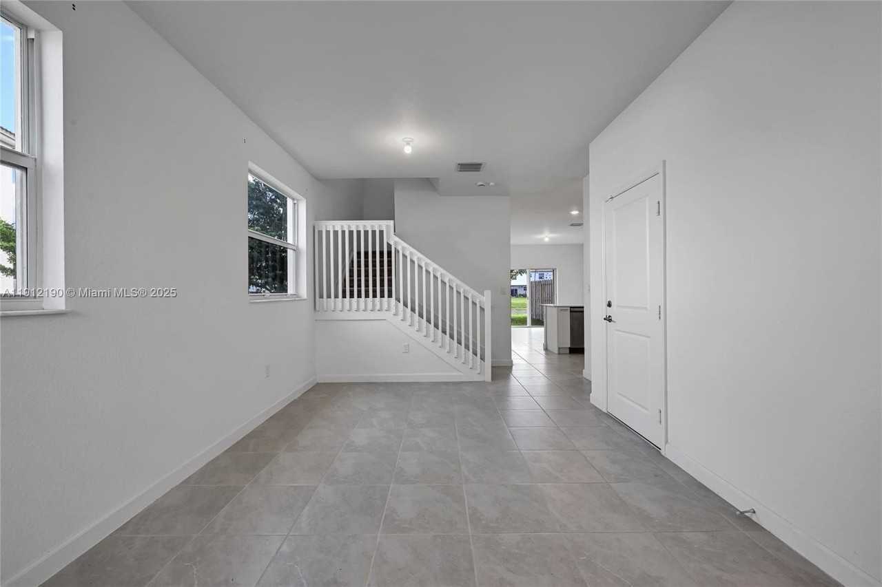 12705 Nw 23rd Pl - Photo 7 of 38