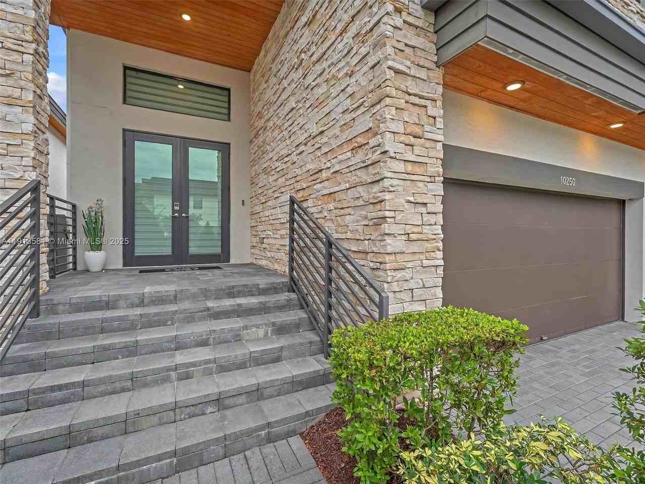 10250 Nw 76th Ter - Photo 2 of 49