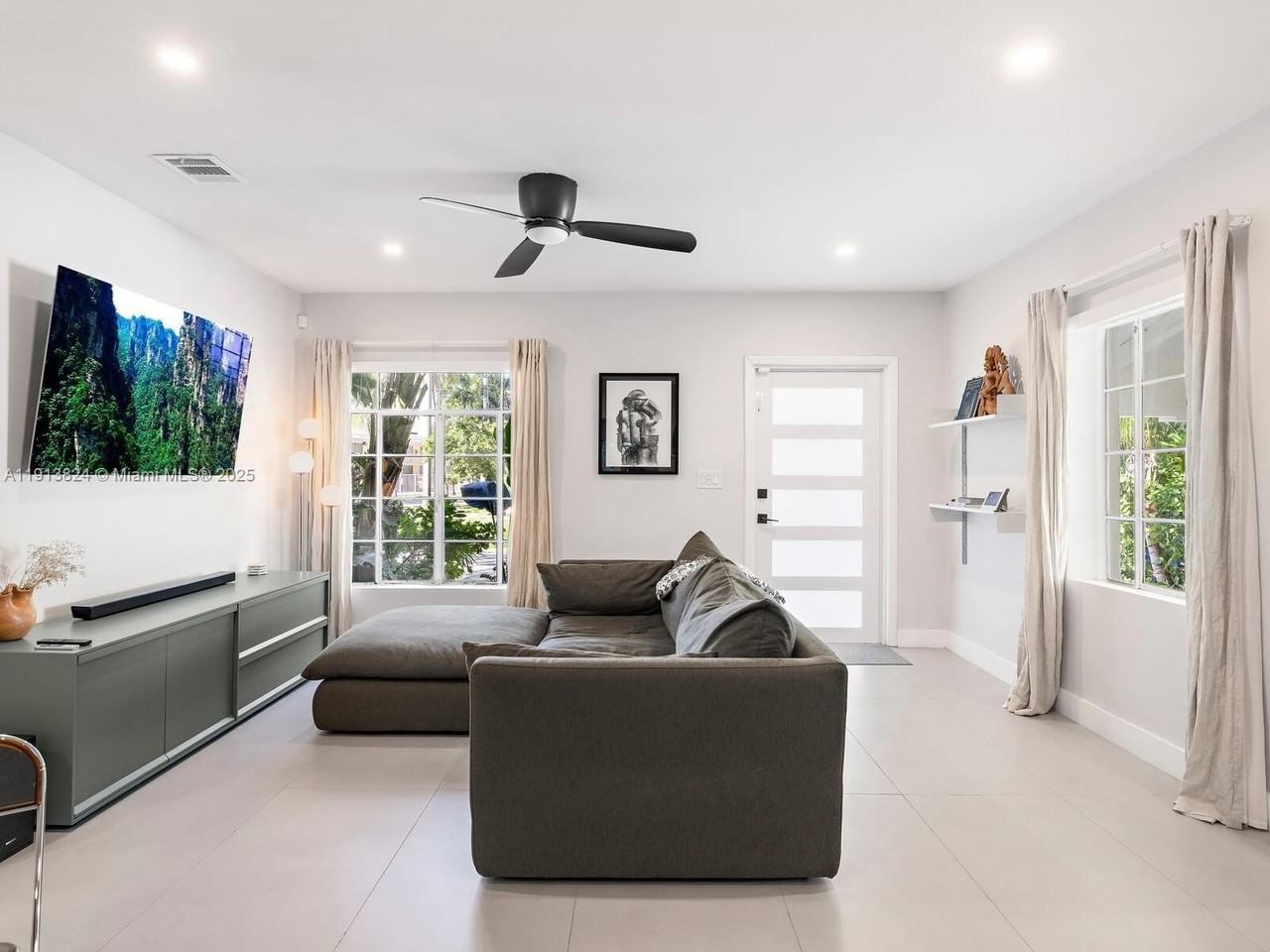 1009 Nw 11th Ct - Photo 3 of 45