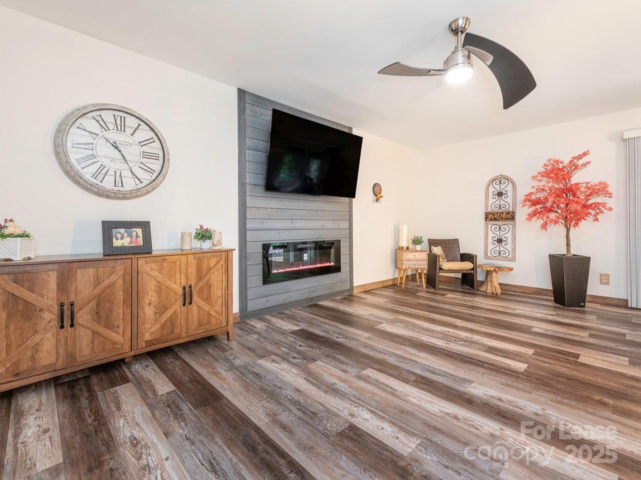 8340 Meadow Lakes Dr - Photo 2 of 30