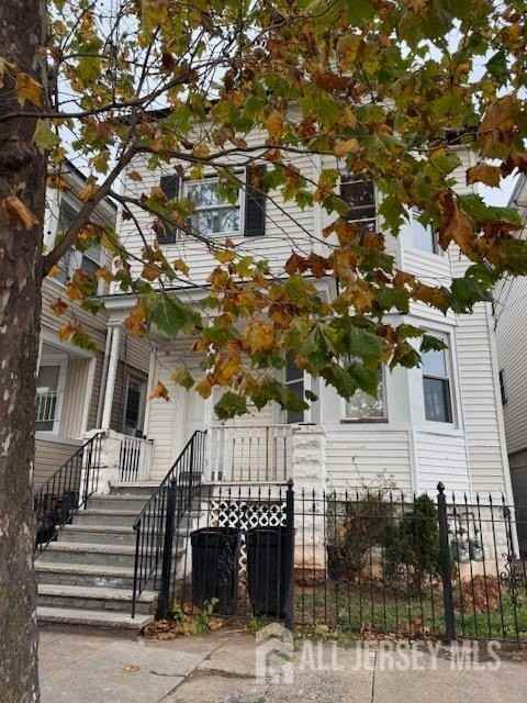537 S Park St - Photo 2 of 7