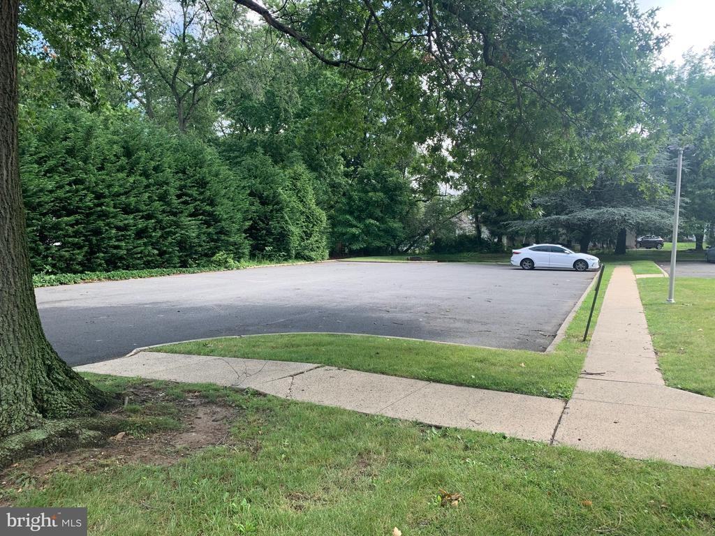 1072 Parkway Avenue - Photo 5 of 28