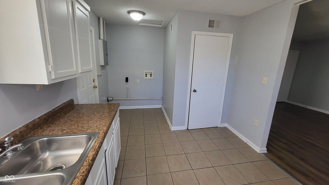 6149 Commodore Dr - Photo 7 of 13