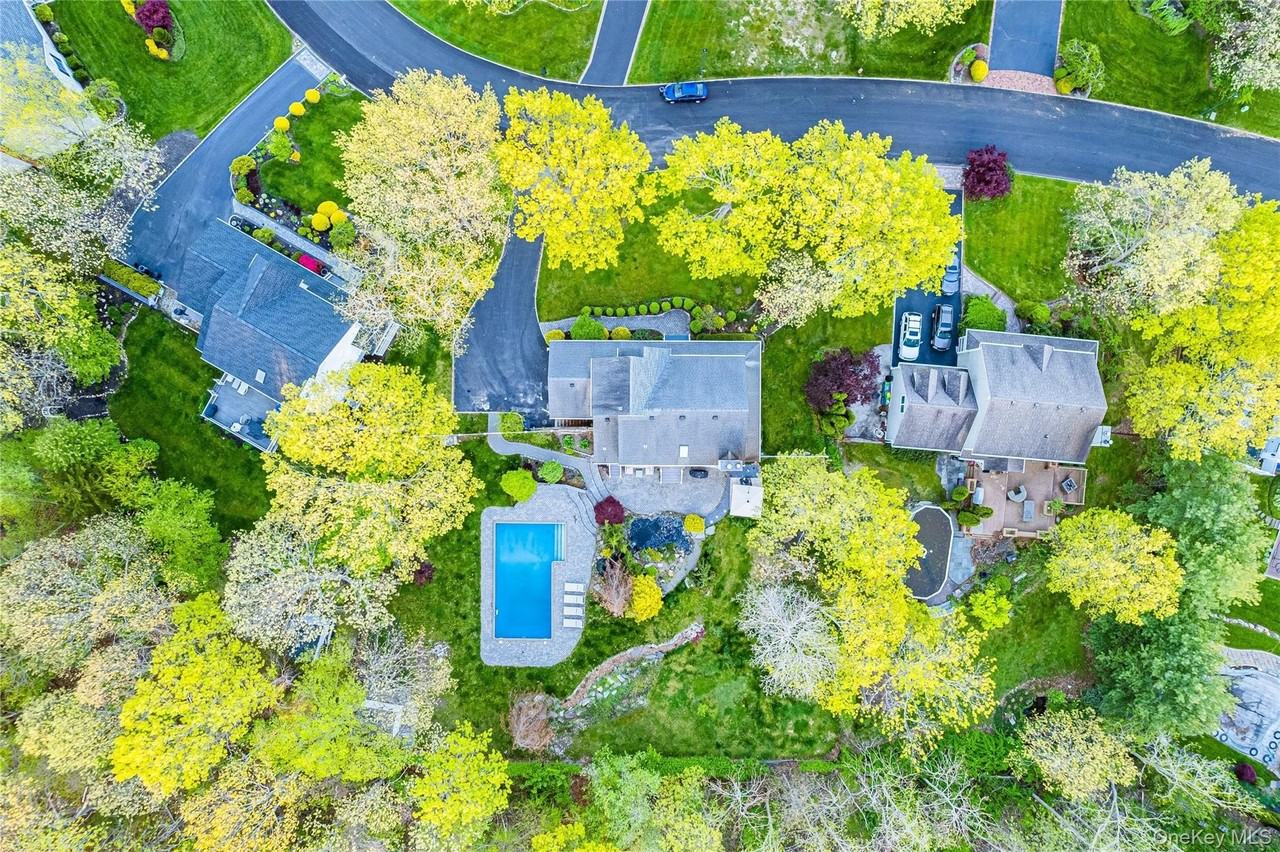 212 Fairway Drive - Photo 4 of 36