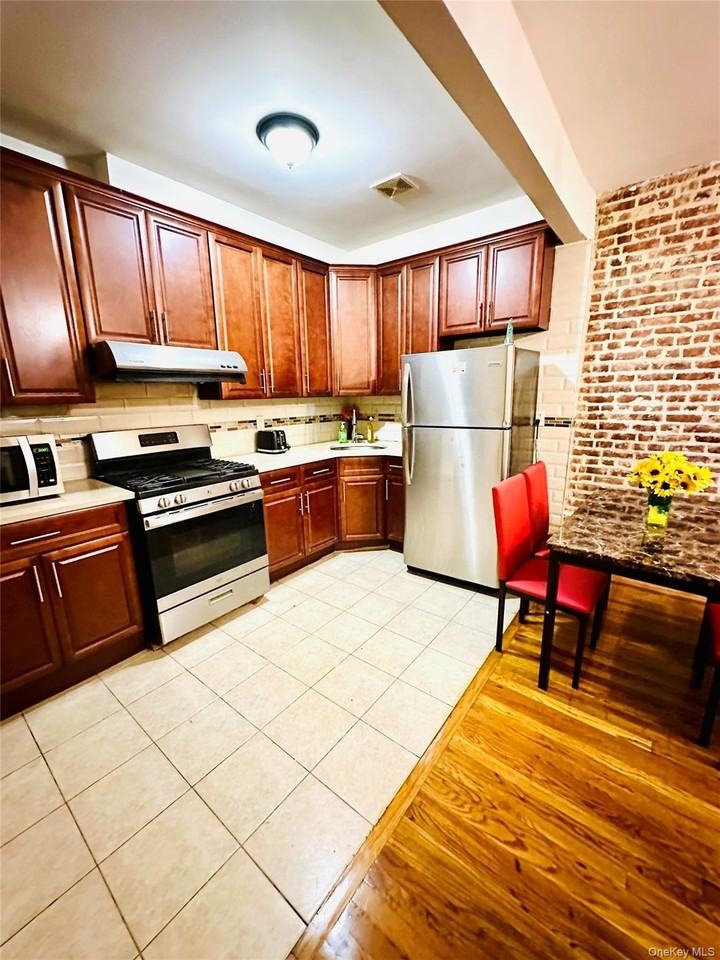 942 Glenmore Ave Apt 3 #3 - Photo 2 of 9