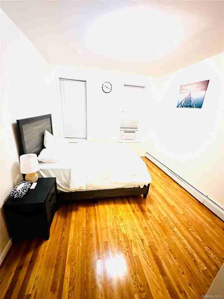 942 Glenmore Ave Apt 3 #3 - Photo 3 of 9