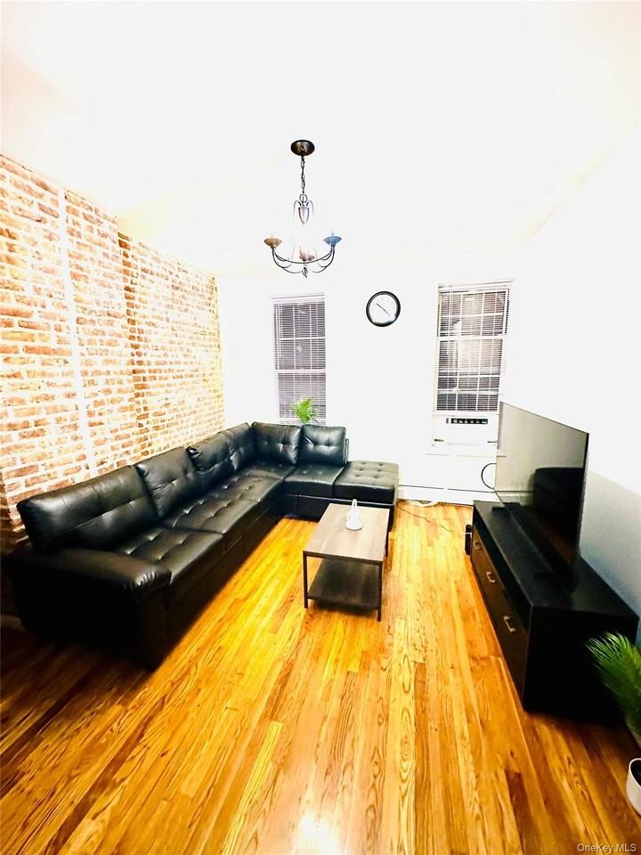 942 Glenmore Ave Apt 3 #3 - Photo 6 of 9