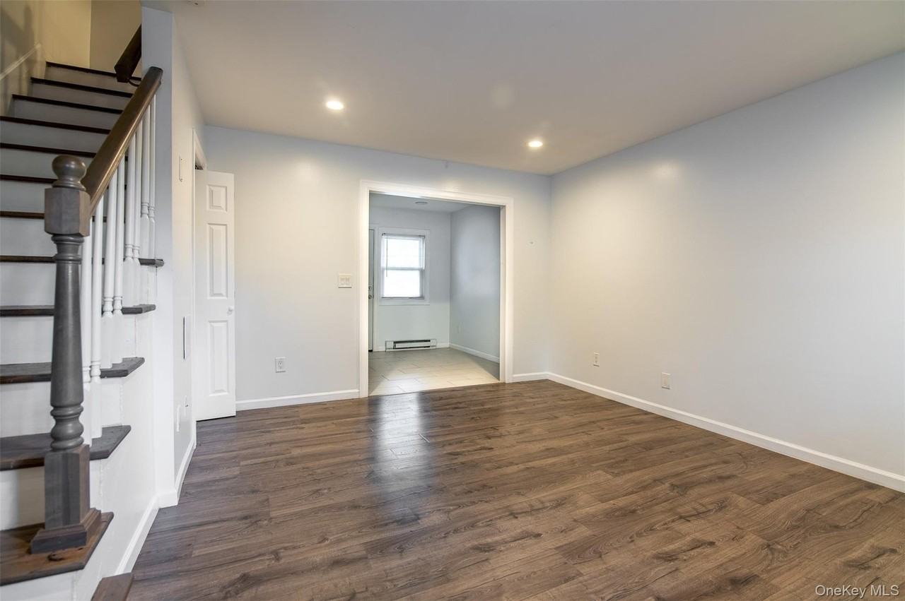 72 Tudor Ln - Photo 2 of 13