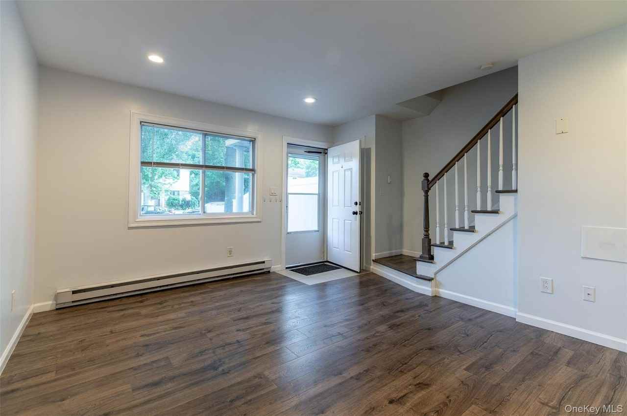 72 Tudor Ln - Photo 3 of 13