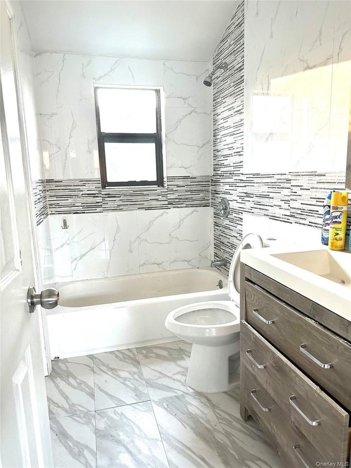 235-18 147th Road - Photo 4 of 5