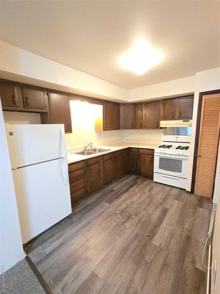 32 Genung St #2 - Photo 2 of 9