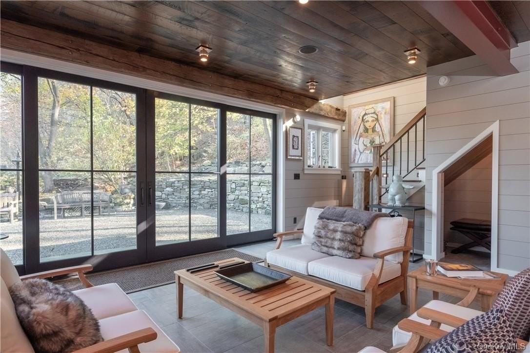 325 Ferdon Ave - Photo 3 of 14