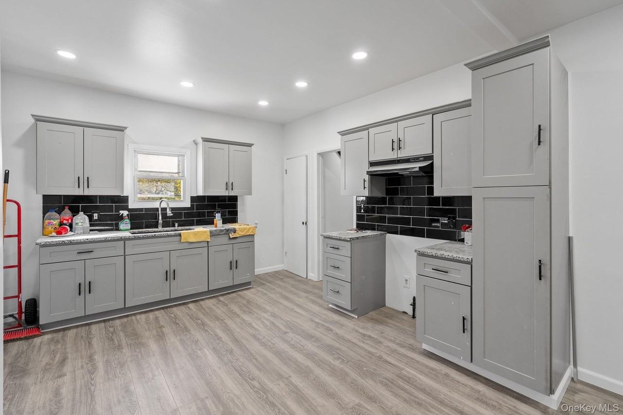 87 Winnikee Ave - Photo 4 of 22