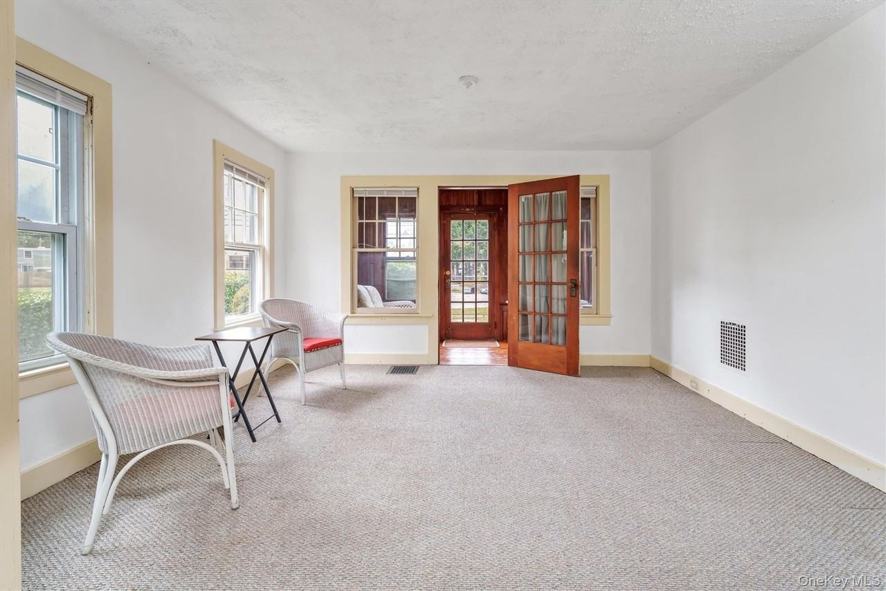 489 Elton St - Photo 5 of 20