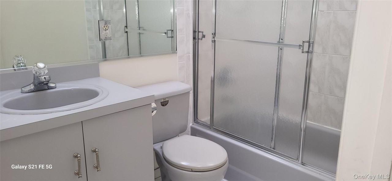 76 76 B Ashwood Road unit: B #B - Photo 5 of 7