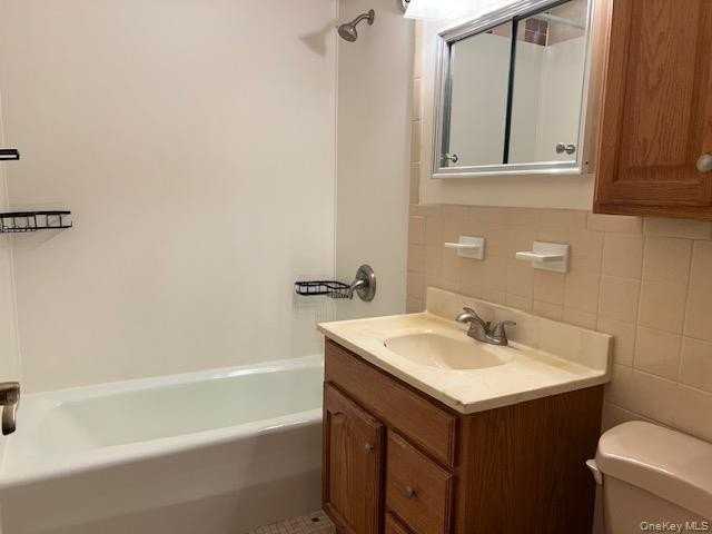 6 Glen Hollow Dr Apt A34 #A34 - Photo 6 of 9