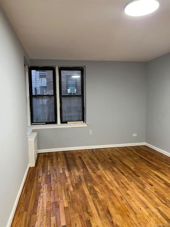 8425 Elmhurst Ave Apt 3s #3S - Photo 4 of 9