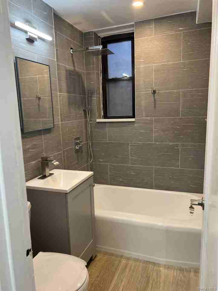 8425 Elmhurst Ave Apt 3s #3S - Photo 7 of 9