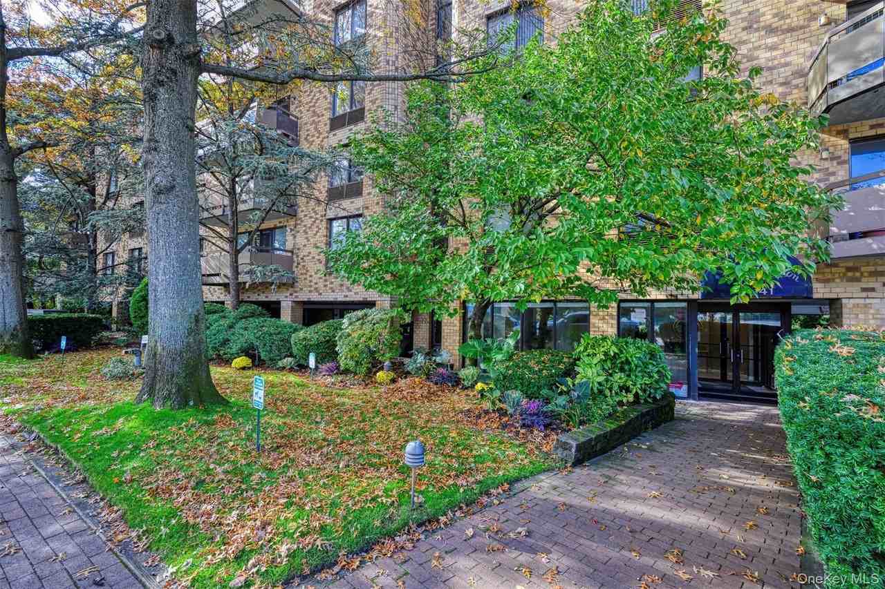 141 Great Neck Road #1F - Photo 2 of 37