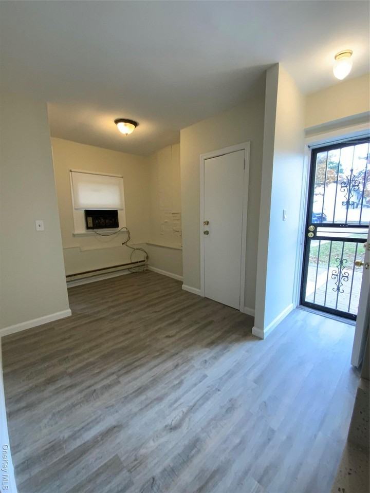 76 Garden City Avenue - Photo 3 of 11