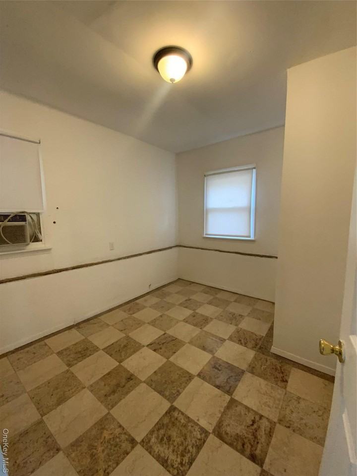 76 Garden City Avenue - Photo 5 of 11