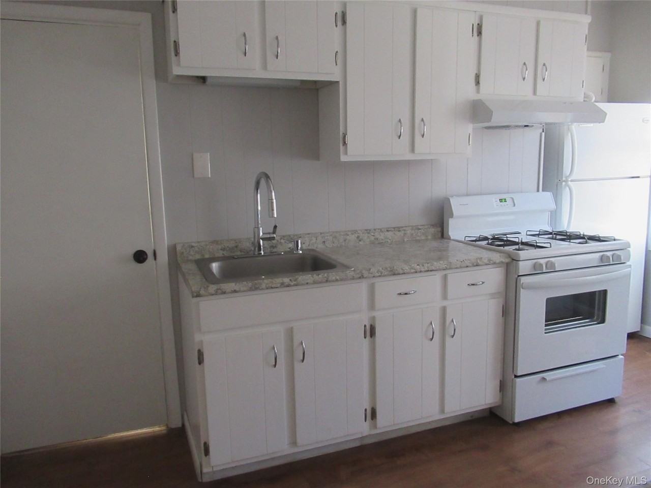 26 Glass St - Photo 4 of 17